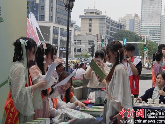 　　图为食品安全科普宣传活动现场，市民与志愿者打卡互动。中新网记者 叶秋云 摄