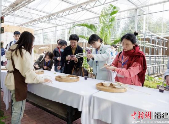 培训会学员在劳动教育场地亲身体验工坊手作。林莉 供图